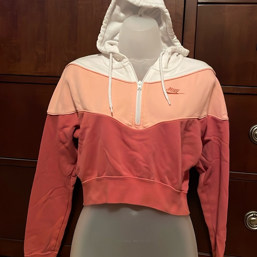 Women’s Nike hooded cropped sweatshirt. Super cute color schemes.